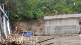 Terlihat beberapa petugas PLN Rayon Empat Lawang Saat Melakukan Perbaikan Jaringan Listrik di Kecamatan Pasemah Air Keruh (Foto Istimewa)