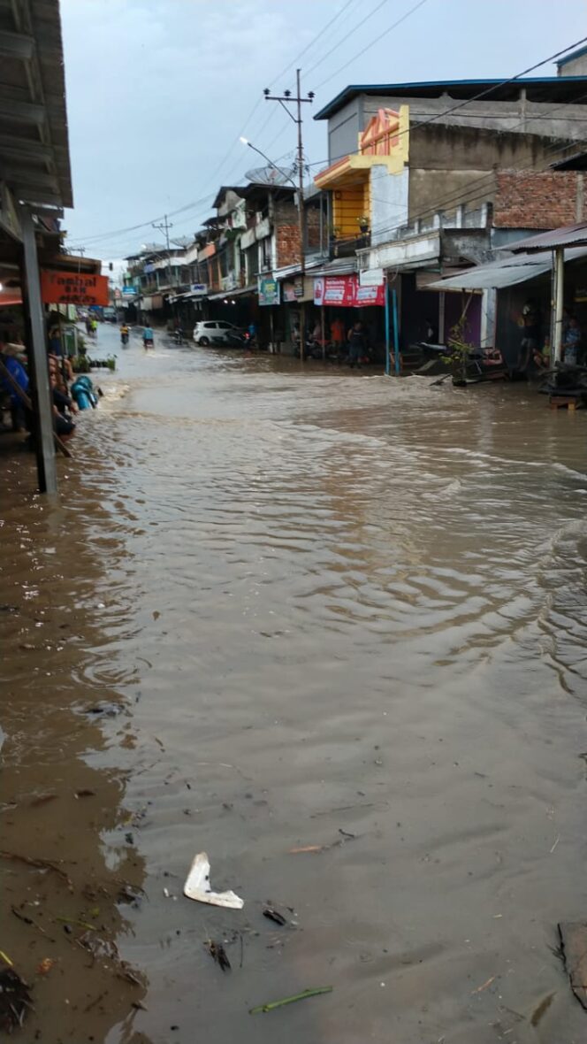 
					Terlihat luapan air sungai putih yang menggenangi sebagian besar rumah di Jalan jati dan seputaran Pasar Pendopo (Foto Istimewa) 