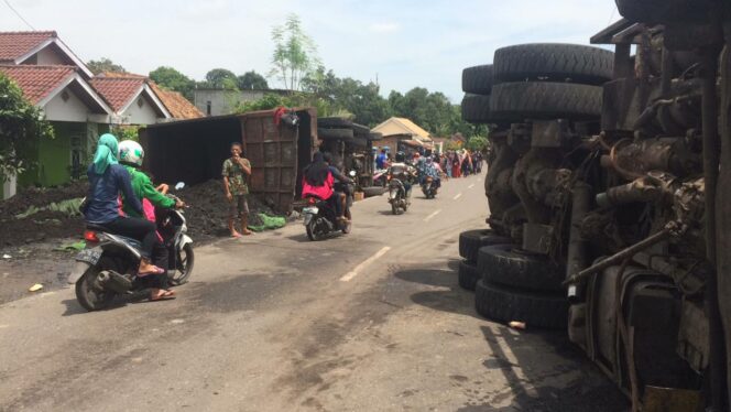 
					Suasana Truk Batubara terguling di jalan (Foto : Istimewa) 