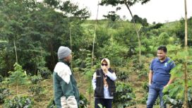 Tim CSR dan Humas PT Bukit Asam (PTBA) Tbk Saat Melihat Kebun Kopi Semendo (Foto : Istimewa) 