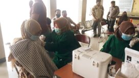 Petugas Medis RSUD Empat Lawang Sedang Menyuntikkan vaksin ke salah seorang wartawati (Foto : Bento) 