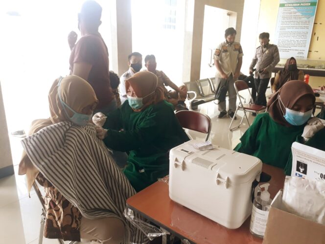 
					Petugas Medis RSUD Empat Lawang Sedang Menyuntikkan vaksin ke salah seorang wartawati (Foto : Bento) 