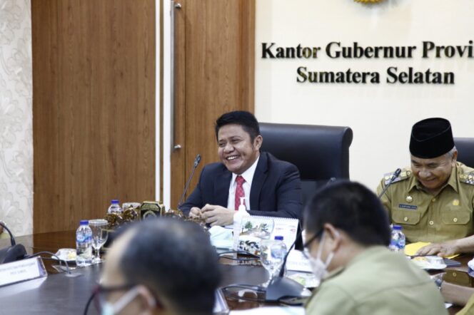 
					Gubernur Sumsel Herman Deru saat mendengar program kerja Bupati OKU Kuryana Aziz (Dok. Pemprov Sumsel) 