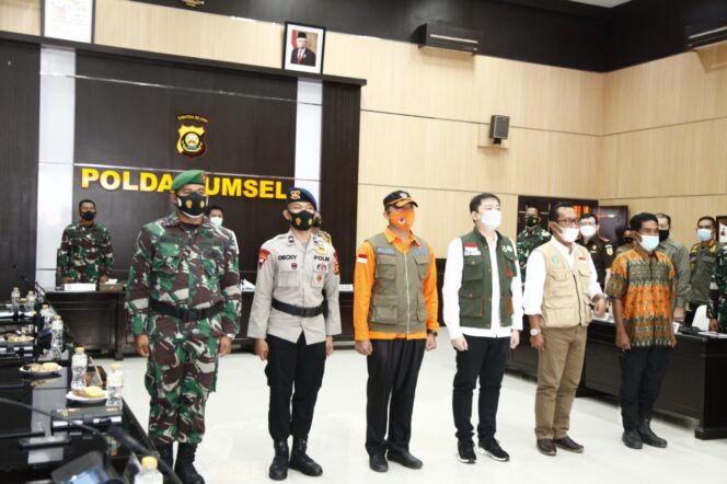 
					Suasana rapat koordinasi untuk mendukung kelancaran program pemerintah dalam rangka penanganan karhutla di Sumsel tahun 2021 yang digelar di Gedung Promoter Mapolda Sumsel