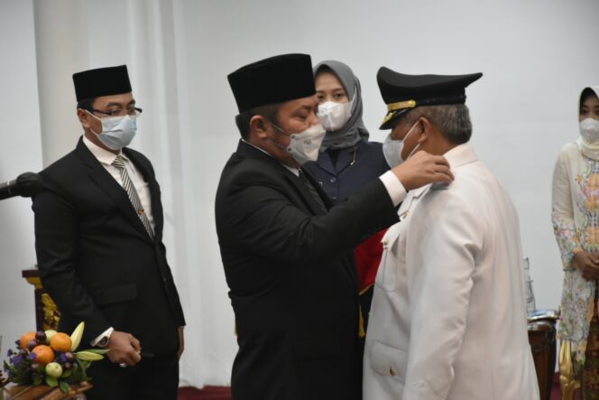 
					Gubernur Sumsel Herman Deru Saat Lantik Rosidin Sebagai PJ Bupati Pali (Dok. Urban. Id) 