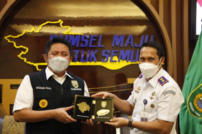 
					Herman Deru Minta Pengelola LRT Buat Terobosan Dalam Pelayanan