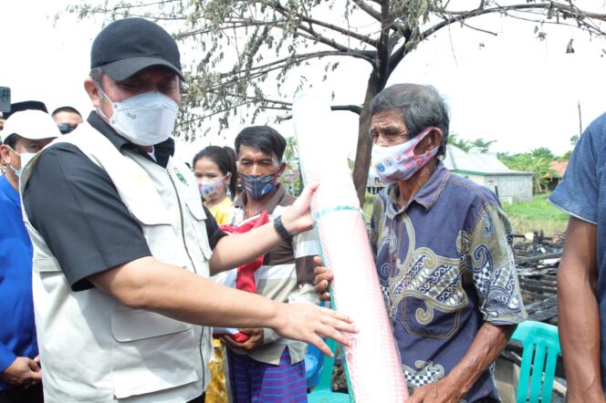 
Pastikan Kondisi Warganya, Herman Deru Tinjau Lokasi Kebakaran di OKI