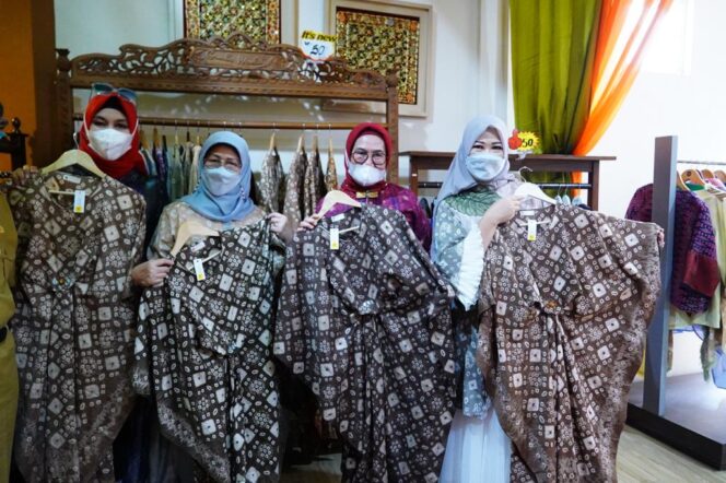 
					Feby Deru Promosikan Produk Lokal di Ramadhan Sale Kriya Sriwijaya