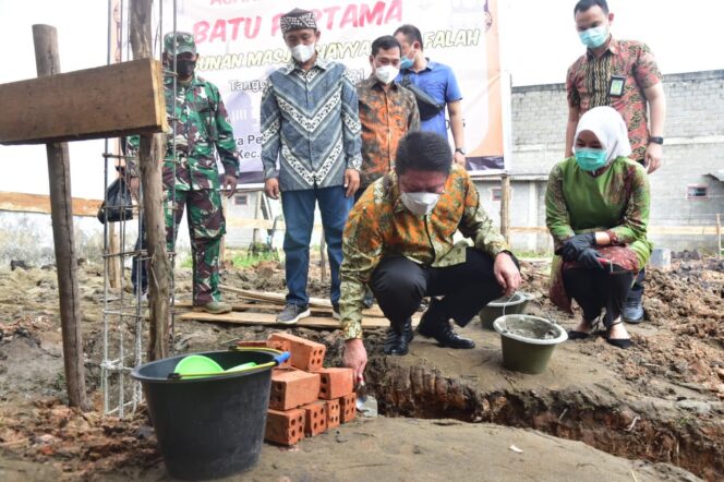 
					Herman Deru Lakukan Peletakan Batu Pertama Masjid Hayya Alal Falah
