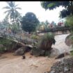 Suasana Warga Setempat Saat Melihat Jembatan Bayau Putus  (Foto : Bento) 