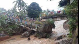 Suasana Warga Setempat Saat Melihat Jembatan Bayau Putus  (Foto : Bento) 