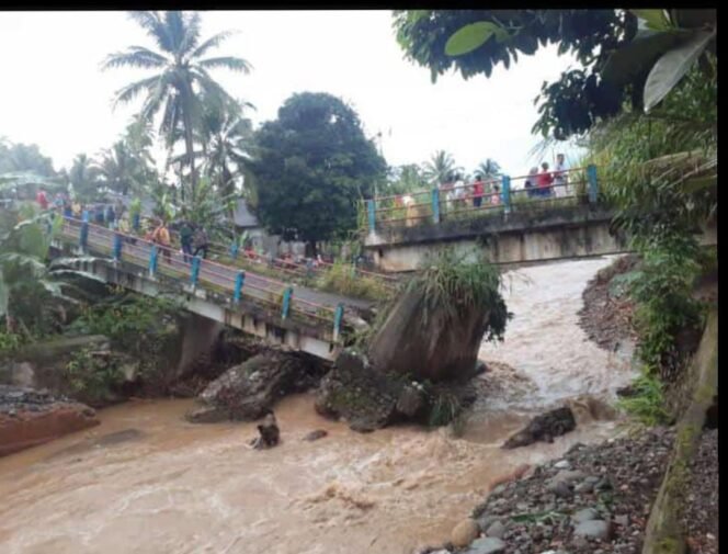 
Suasana Warga Setempat Saat Melihat Jembatan Bayau Putus  (Foto : Bento) 