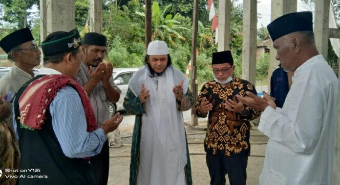 
					Hisuludin Sambut Sri Sultan Muhmud Badarudin Ke Masjid Baitul Muttaqim