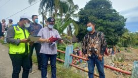 Bupati Empat Lawang H.Joncik Muhammad saat berbicara dengan Kabid BM Eko Purwanto saat meninjau lokasi ambruknya Jembatan Ayek Bayau. (Foto Bento) 