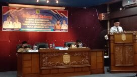 Teks Foto: Bupati saat menyampaikan pidato dalam acara pemberian reward, kepada kecamatan yang pembayaran pajak PBB- P2 nya lunas. (Foto Bento)