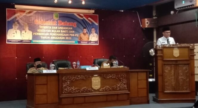 
					Teks Foto: Bupati saat menyampaikan pidato dalam acara pemberian reward, kepada kecamatan yang pembayaran pajak PBB- P2 nya lunas. (Foto Bento) 