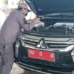 Teks Foto: Petugas memeriksa salah kendaraan dinas yang tercatat di KIB setda dalam kegiatan Apel Kendaraan Dinas. (Foto Bento)