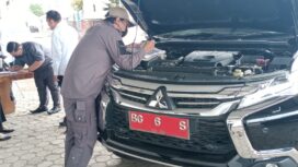 Teks Foto: Petugas memeriksa salah kendaraan dinas yang tercatat di KIB setda dalam kegiatan Apel Kendaraan Dinas. (Foto Bento)