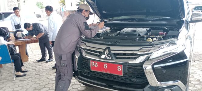 
					Teks Foto:  Petugas memeriksa salah kendaraan dinas yang tercatat di KIB setda dalam kegiatan Apel Kendaraan Dinas. (Foto Bento) 