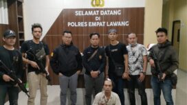Teks Foto: Terduga pelaku Cabul terhadap anak dibawah Umur, Sulaiman (Duduk,red) warga pendatang yang menetap di desa Penantian, Pasemah Air Keruh. Saat diamankan Polisi (Foto Istimewa)