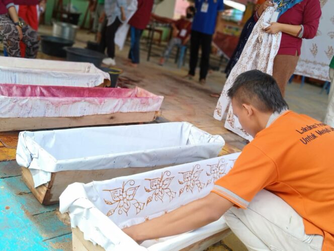 
					Salah satu warga binaan lapas kelas II B lakukan keterampilan membantik (Foto : Andi) 