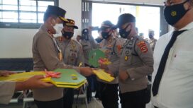 Dalam lawatan kerjanya ke Polres Empat Lawang, Kapolda Sumsel.Irjen. Eko Indra Heri, serahkan Kunci Perumahan Asrama Polisi, secara langsung kepada Anggota Polres Empat Lawang (Foto Bento) 