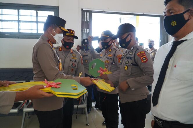 
					Dalam lawatan kerjanya ke Polres Empat Lawang, Kapolda Sumsel.Irjen. Eko Indra Heri, serahkan Kunci Perumahan Asrama Polisi, secara langsung kepada Anggota Polres Empat Lawang (Foto Bento) 