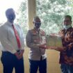 Teks Foto: Wakapolres Empat Lawang Kompol Indarmawan didampingi Kasatnarkoba, AKP.Wanda Dhira Bernard saat berikan bantuan ke pengurus Rumah Tahfidz Qur'an. (Foto Bento)