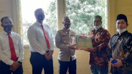 Teks Foto: Wakapolres Empat Lawang Kompol Indarmawan didampingi Kasatnarkoba, AKP.Wanda Dhira Bernard saat berikan bantuan ke pengurus Rumah Tahfidz Qur'an. (Foto Bento)