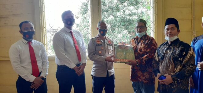 
					Teks Foto: Wakapolres Empat Lawang Kompol Indarmawan didampingi Kasatnarkoba, AKP.Wanda Dhira Bernard saat berikan bantuan ke pengurus Rumah Tahfidz Qur'an. (Foto Bento) 