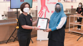 Tiwi, SMK PGRI 1 Palembang (Kanan)
dan Maria Irma Yunita, Legal Director PT Fast Retailing Indonesia (kiri) (Foto : Istimewa)