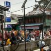 Terlihat kerumunan warga dihalaman bank BRI kecamatan Muara Pinang (Foto : Bento)