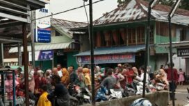 Terlihat kerumunan warga dihalaman bank BRI kecamatan Muara Pinang (Foto : Bento)