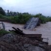 Terlihat kondisi jembatan Roboh Akibat dihantam arus Sungai Keruh. (foto istimewa) 