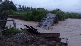Terlihat kondisi jembatan Roboh Akibat dihantam arus Sungai Keruh. (foto istimewa) 