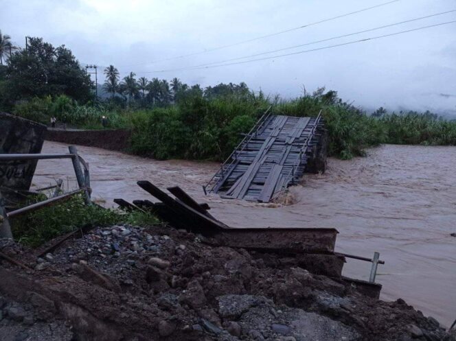 
					Terlihat kondisi jembatan Roboh Akibat dihantam arus Sungai Keruh. (foto istimewa) 