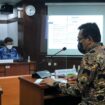 Tampak Kepala BP2RD Empat Lawang, Chandra, sedang menyampaikan paparan didepan Majlis Sidang KPLB. (Foto Istimewa) 