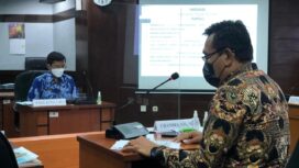 Tampak Kepala BP2RD Empat Lawang, Chandra, sedang menyampaikan paparan didepan Majlis Sidang KPLB. (Foto Istimewa) 