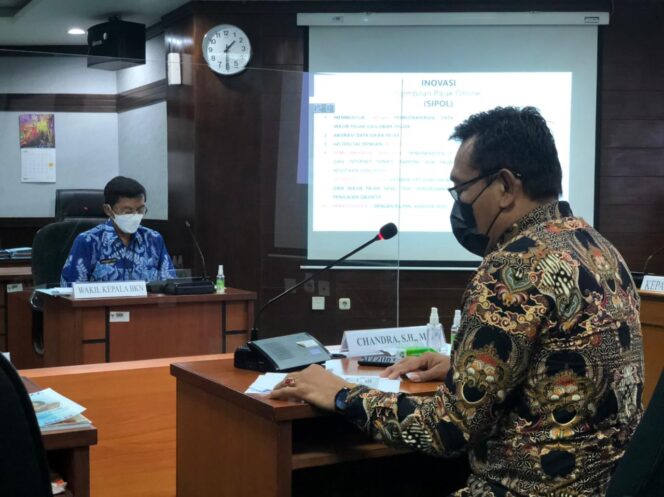 
					Tampak Kepala BP2RD Empat Lawang, Chandra, sedang menyampaikan paparan didepan Majlis Sidang KPLB. (Foto Istimewa) 