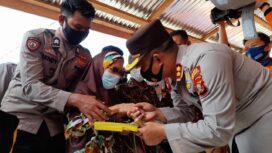 Kapolres Empat Lawang AKBP. Wahyu saat menyerahkan secara simbolis kunci rumah (Foto : Bento) 