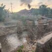 Terlihat tiang kayu untuk penahan sementara pemasangan plat besi. Untuk jembatan darurat ayek bayau. Sedang dalam pengerjaan. (Foto : Istimewa)