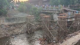 Terlihat tiang kayu untuk penahan sementara pemasangan plat besi. Untuk jembatan darurat ayek bayau. Sedang dalam pengerjaan. (Foto : Istimewa)