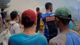 Terlihat warga gotong royong memadamkan api, sembari membantu pemadam kebakaran. Foto Beni