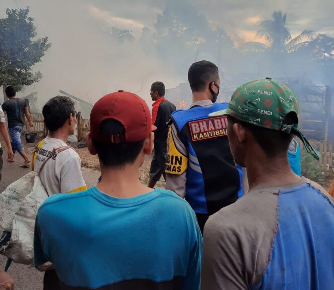 
					Terlihat warga gotong royong memadamkan api, sembari membantu pemadam kebakaran. Foto Beni