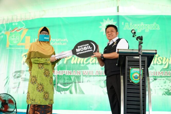 
					Herman Deru Bantu Satu Unit  Kendaraan Operasional pada Milad Aisyiyah ke-104