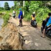 Kondisi jalan ambles dan nyaris putus digerus aliran sungai (Foto : Istimewa) 