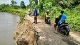 Kondisi jalan ambles dan nyaris putus digerus aliran sungai (Foto : Istimewa) 