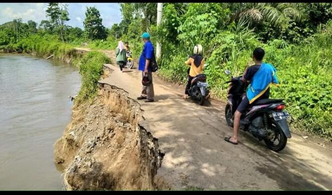 
Kondisi jalan ambles dan nyaris putus digerus aliran sungai (Foto : Istimewa) 