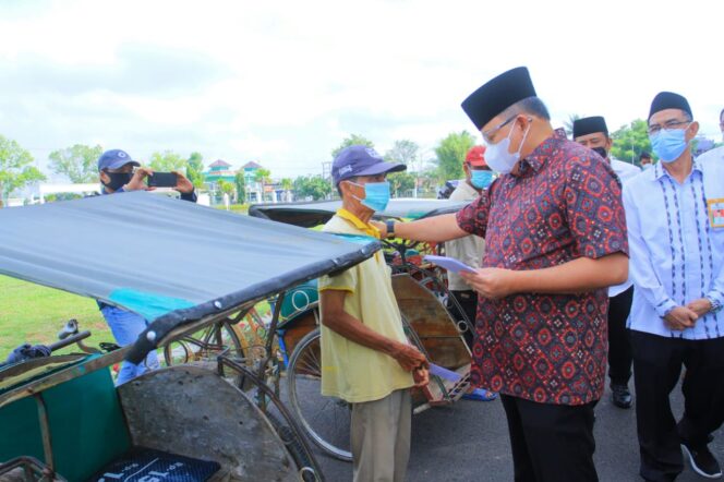 
					Jelang Idul Fitri, Bupati DRA Bagikan THR kepada Tukang Becak, Ojek, Parkir dan Dhuafa