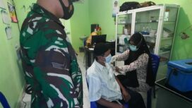 Suasana Salah Seorang Anggota Koramil Tebing Tinggi Dampingi Purnawirawan lansia lakukan Vaksinasi  (Dok. Istimewa) 